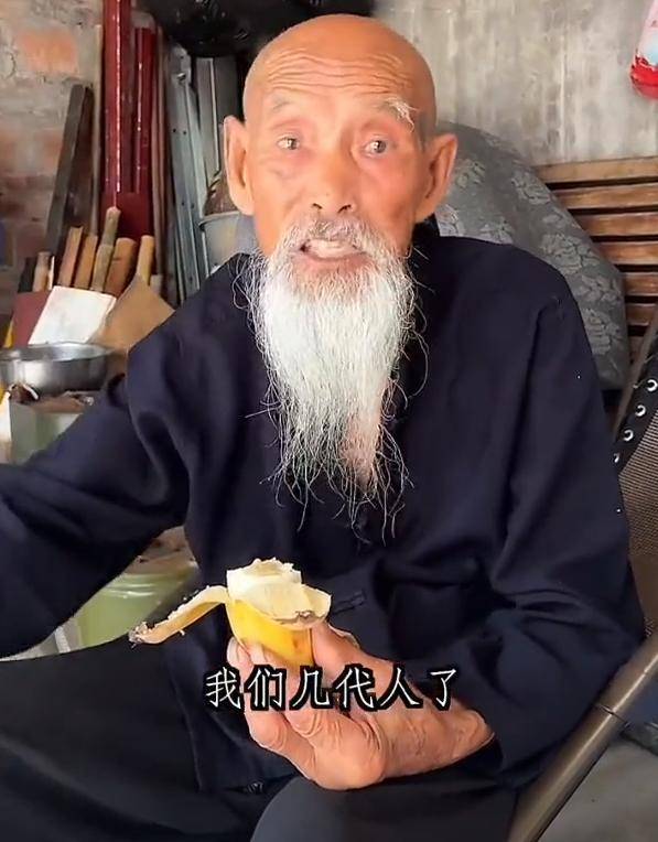 广西94岁老人为照顾生病老伴<strong></p>
<p>94币灾</strong>，在江边合影谋生：人民币背景中渔翁