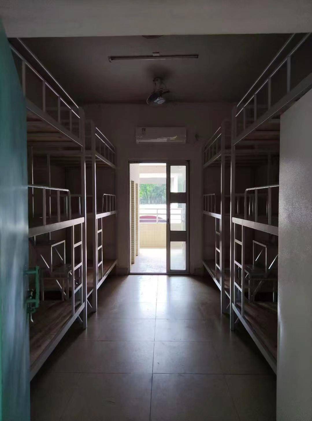 东莞一学校被曝使用三层床<strong></p>
<p>合约交易软件</strong>，还将茶水间改成宿舍！校方回应