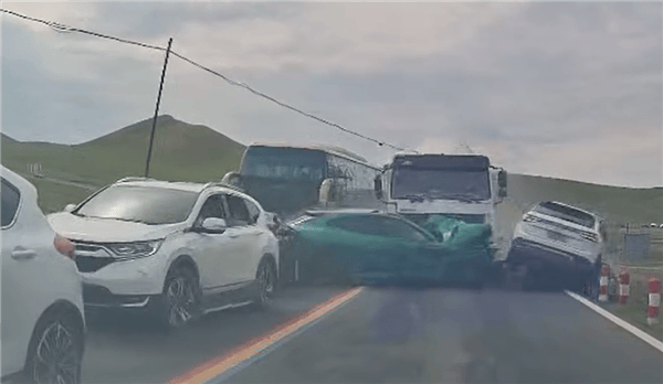 水泥罐车疑失控连撞对向多车<strong></p>
<p>合约交易软件</strong>，小米YU7被正面撞击受损严重，车主拍下现场：小米保了我的命