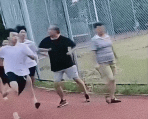 广东一老人散步故意肘击跑步学生引热议<strong></p>
<p>合约交易软件</strong>，律师称涉嫌故意伤害
