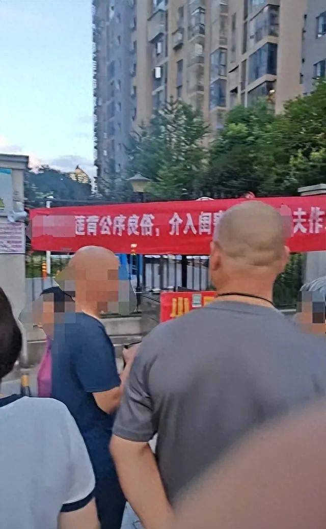 原配拉横幅送锦旗<strong></p>
<p>虎币全球</strong>，上门感谢闺蜜“照顾老公” ？当地纪委回应