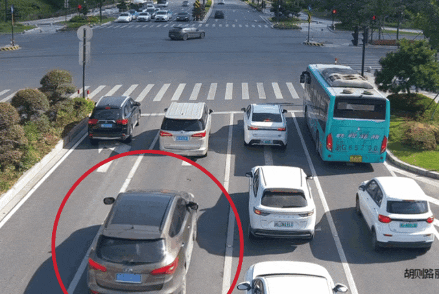 一轿车突然马路上倒行<strong></p>
<p>tube币</strong>，紧接起火！司机：糟了，没灭火器……