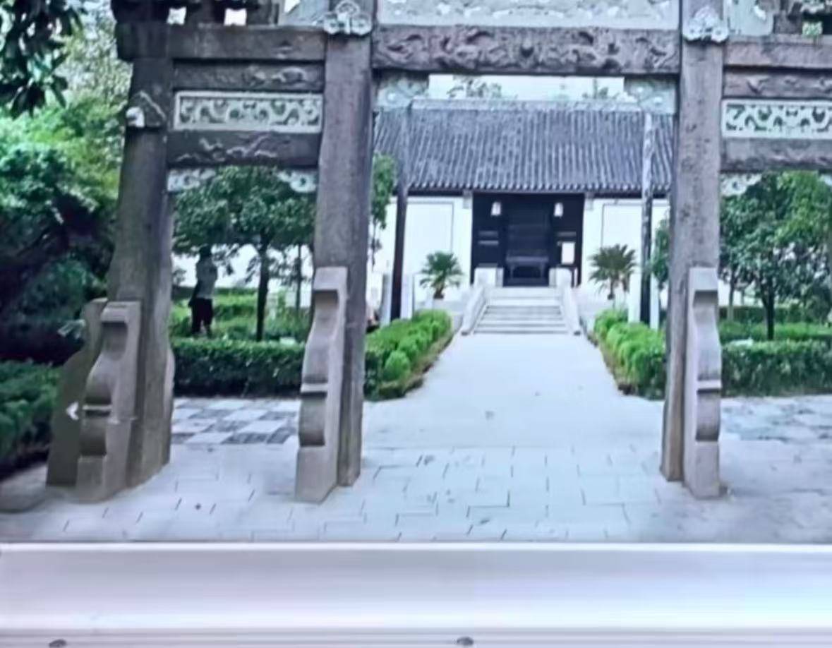 无锡地铁回应车内宣传图含“不雅画面”：男子手上拿着水瓶并非小便<strong></p>
<p>tube币</strong>，为避免误会将更换