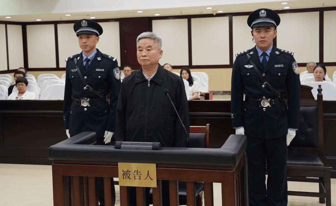受贿数额特别巨大<strong></p>
<p>道币</strong>，并使国家和人民利益遭受特别重大损失，楼文龙被判无期！
