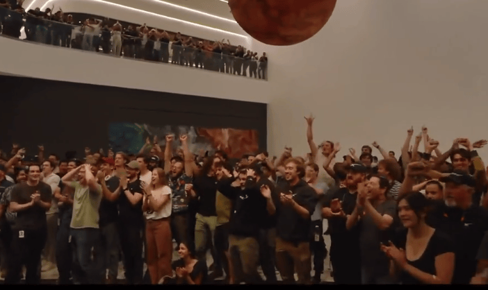 这次没有空中爆炸！1个小时飞越半个地球<strong></p>
<p>农币网</strong>，马斯克星舰终于成功了，现场欢呼声、鼓掌声响成一片