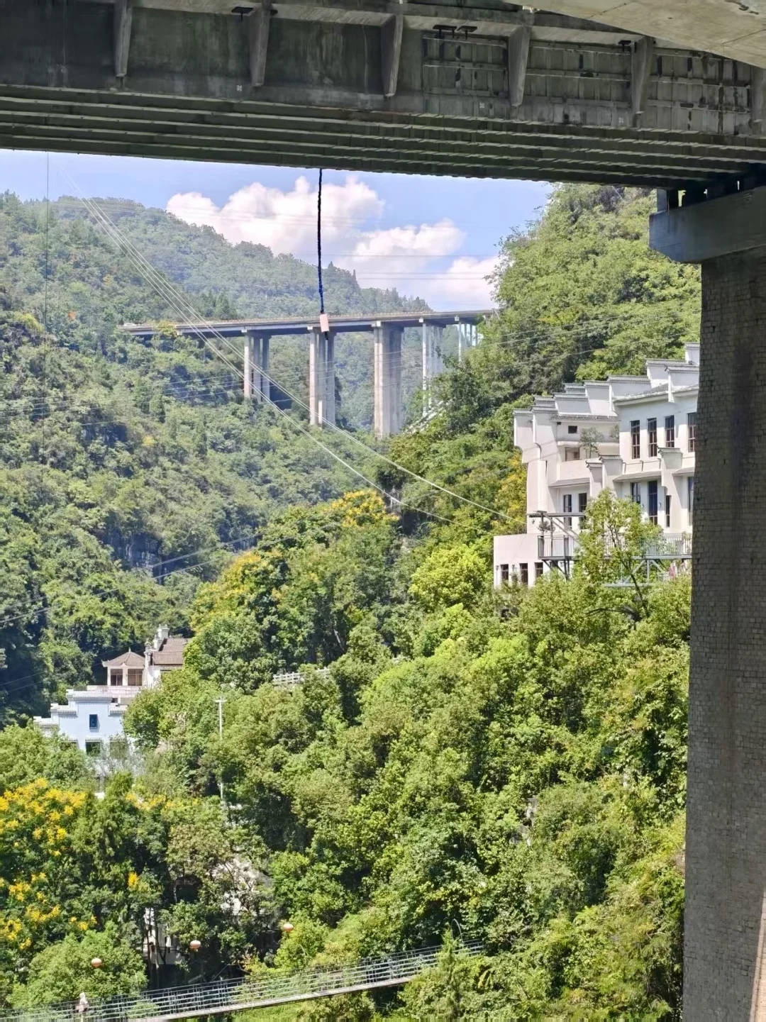 湖北宜昌一景区蹦极绳疑断开游客坠入水中<strong></p>
<p>农币网</strong>，目击者称看到水里有血迹，当地：无生命危险