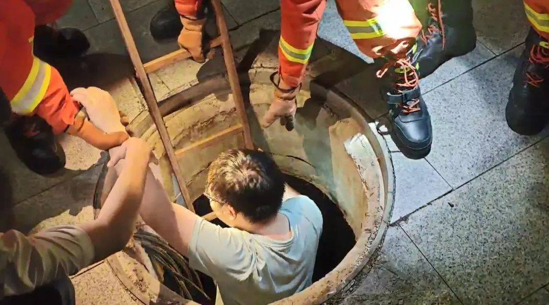 浙江一19岁男子与朋友在路上<strong></p>
<p>农币网</strong>，走着走着人突然“消失”了！赶紧报警...