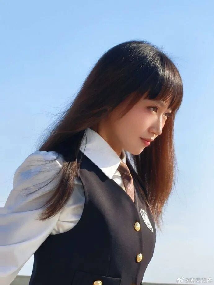 麦琳尝试制服短裙风格<strong></p>
<p>vgs币价格</strong>，被评“变化超大”：美得不敢认