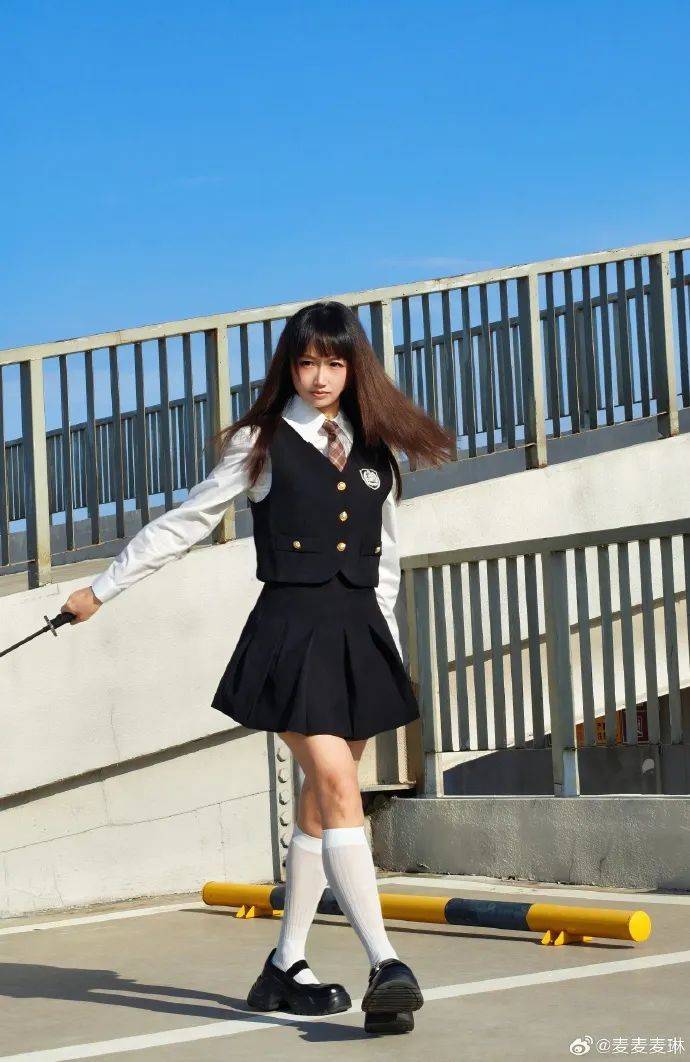 麦琳尝试制服短裙风格<strong></p>
<p>vgs币价格</strong>，被评“变化超大”：美得不敢认