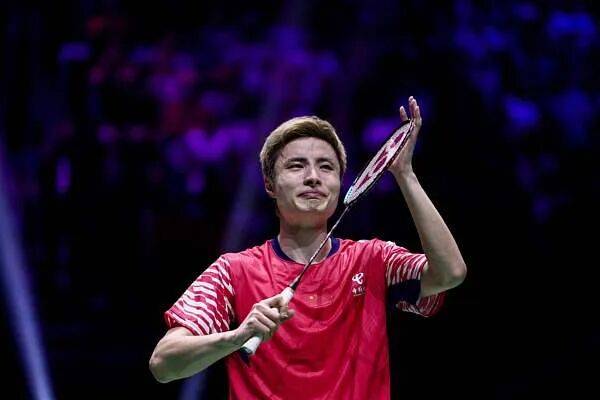祝贺！石宇奇2比1逆转昆拉武特<strong></p>
<p>佛币</strong>，获得羽毛球世锦赛男单冠军！