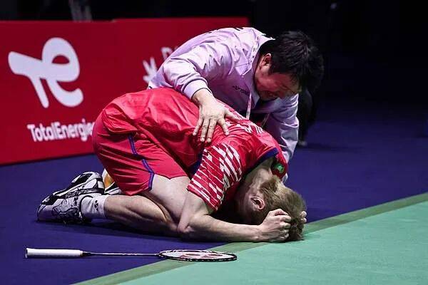 祝贺！石宇奇2比1逆转昆拉武特<strong></p>
<p>佛币</strong>，获得羽毛球世锦赛男单冠军！
