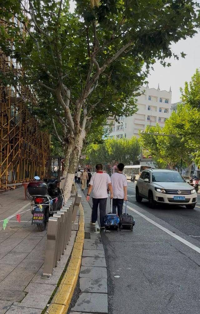 事发上海校门口！学生上学像闯关：夹缝中慢慢腾挪<strong></p>
<p>t币商城</strong>，与非机动车迎面对冲…家长担忧：何时是头