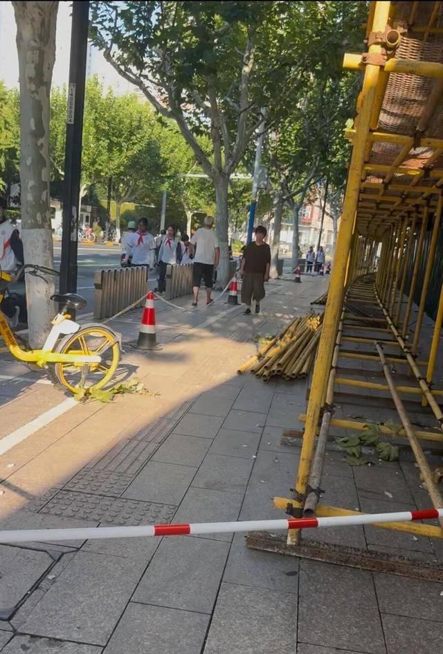 事发上海校门口！学生上学像闯关：夹缝中慢慢腾挪<strong></p>
<p>t币商城</strong>，与非机动车迎面对冲…家长担忧：何时是头