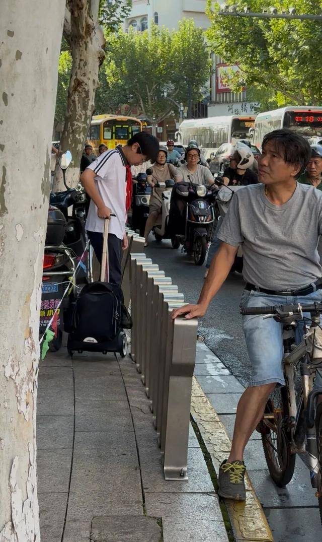 事发上海校门口！学生上学像闯关：夹缝中慢慢腾挪<strong></p>
<p>t币商城</strong>，与非机动车迎面对冲…家长担忧：何时是头