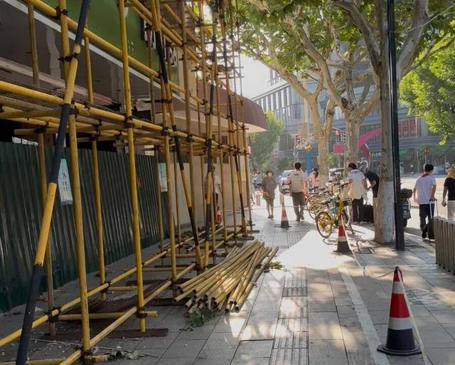 事发上海校门口！学生上学像闯关：夹缝中慢慢腾挪<strong></p>
<p>t币商城</strong>，与非机动车迎面对冲…家长担忧：何时是头