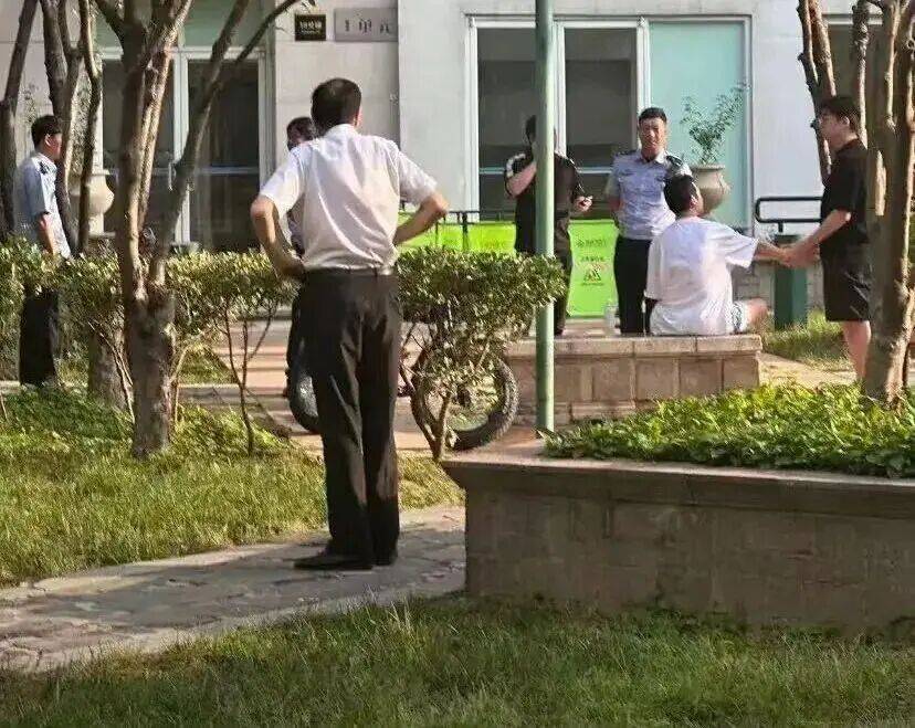 37岁知名艺人被传在北京一小区坠楼去世<strong></p>
<p>t币商城</strong>，物业证实凌晨有人坠楼，事发地图片疑曝光